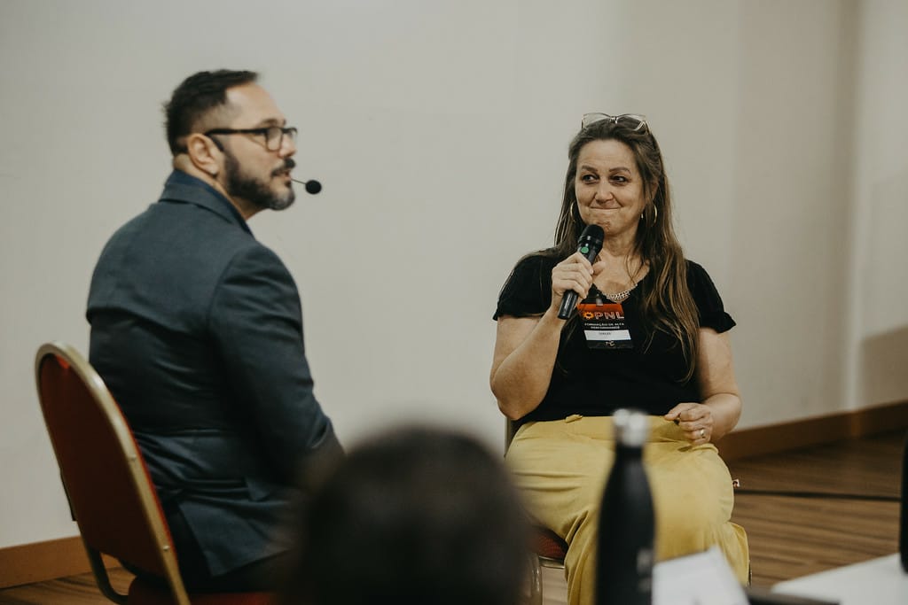 André Percia dialogando com uma participante durante um curso