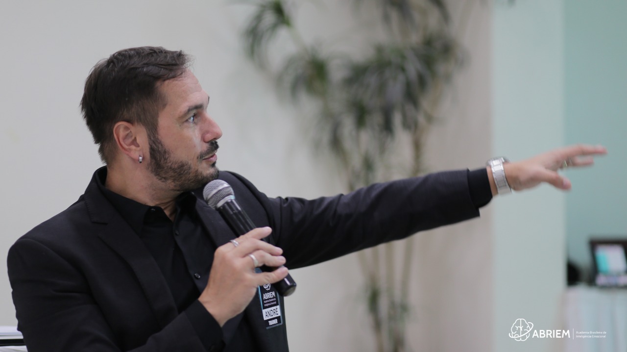 André Percia apresentando conteúdo em uma formação