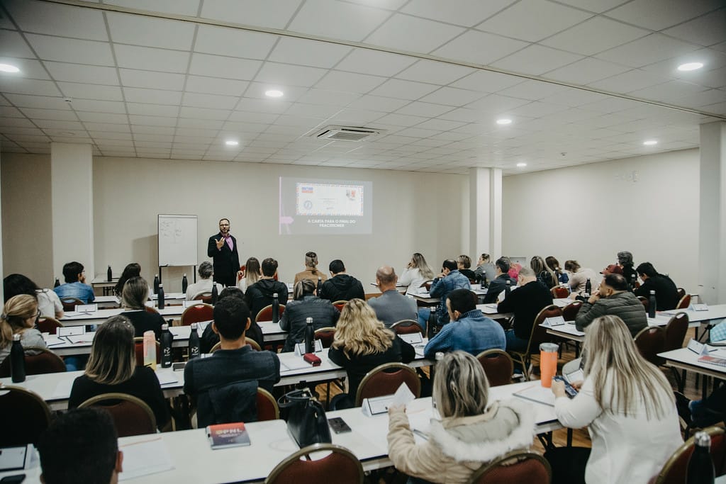 André Percia ensinando em sala de aula
